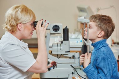 çocuklar göz bilimi ya da optometri