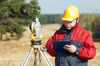 Theodolite ile anket işçisi