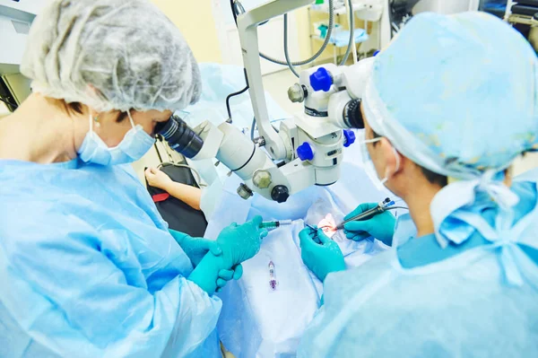 안과학. 수술실에 있는 외과 의사들 — 스톡 사진