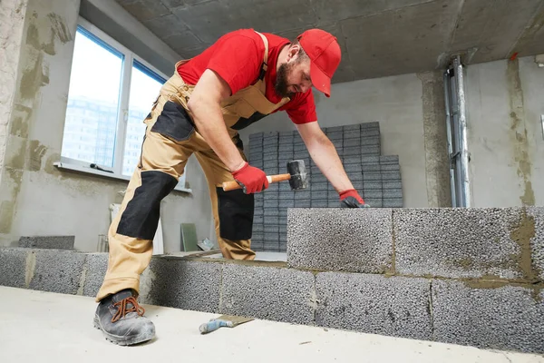 Pedreiro trabalhando com blocos de concreto ceramsite. Paredes — Fotografia de Stock