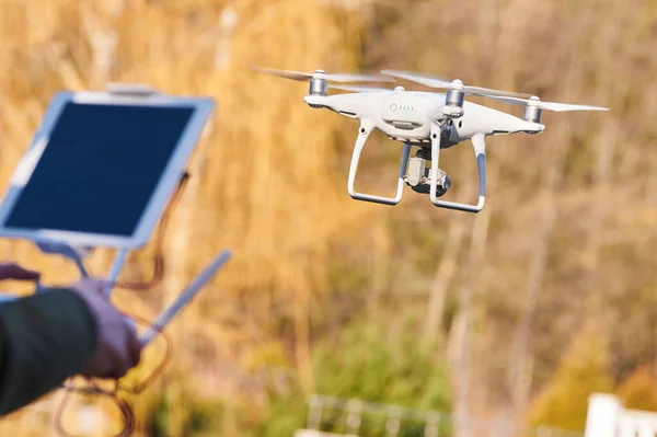 Drone quadcopter digitális fényképezőgéppel repülő — Stock Fotó