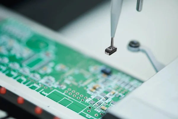 Microchip halfgeleider productie. automatische machine robot installeren chip aan boord. — Stockfoto
