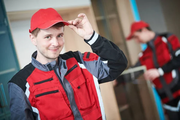 Möbelmontage. Professionelles Arbeiter-Porträt vor dem Einbauschrank im Wohnzimmer — Stockfoto