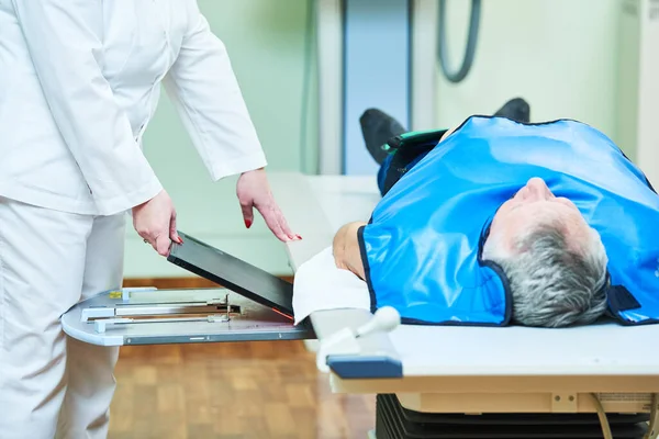 Radyoloji ve sağlık hizmetleri. Yetişkin adamın röntgen incelemesi — Stok fotoğraf