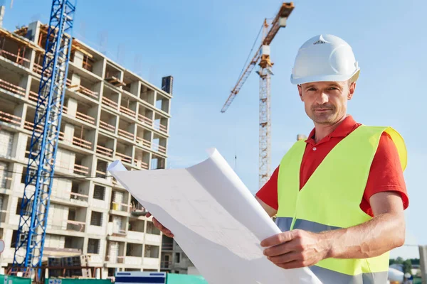 Bauarbeiter mit Bauplan im Baugebiet — Stockfoto