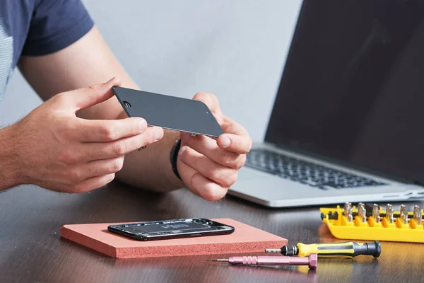 Smart phone repair. repairman hands with screen — Stock Photo, Image