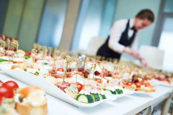 Restaurante camarera sirviendo mesa con comida — Foto de Stock