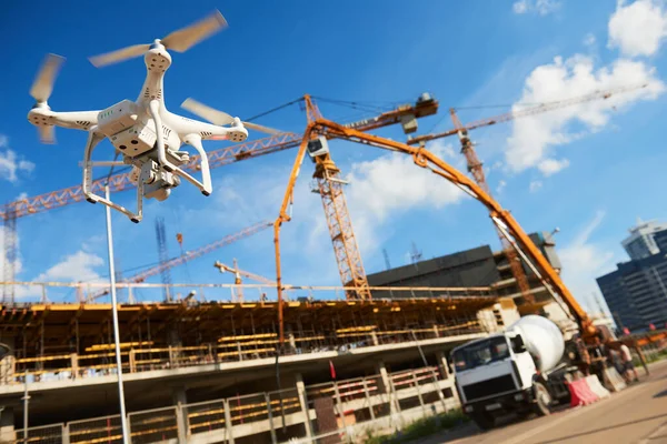 Drone sopra il cantiere. videosorveglianza o ispezione industriale — Foto Stock