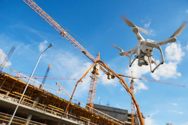Drone sopra il cantiere. videosorveglianza o ispezione industriale — Foto Stock