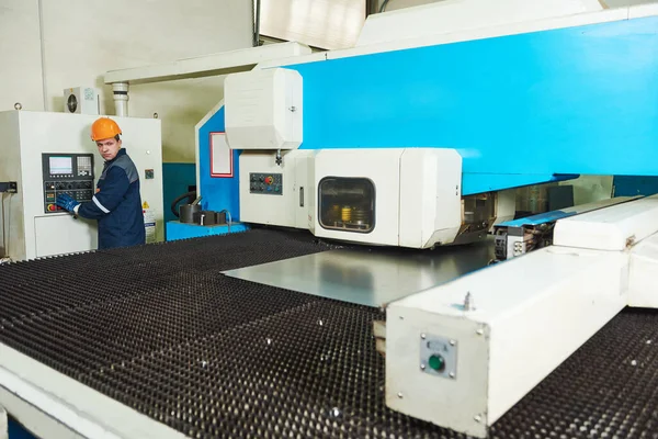 Промисловий працівник заводу працює штампувальною машиною — стокове фото