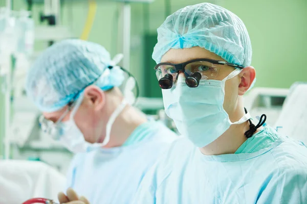 Cirurgião cardíaco masculino na sala de cirurgia de cardiocirurgia infantil — Fotografia de Stock