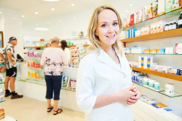 Gyógyszerész női munkavállaló a gyógyszertárban — Stock Fotó
