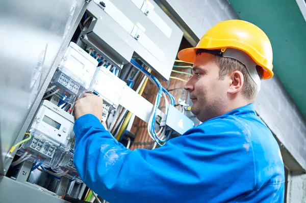 Elektricien installeren van energiebesparende meter — Stockfoto