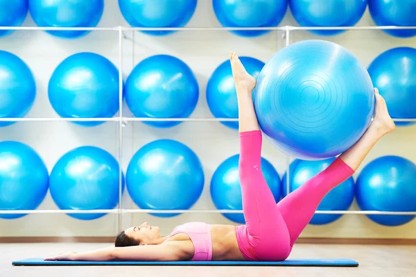 Frau turnt mit Fitnessball — Stockfoto