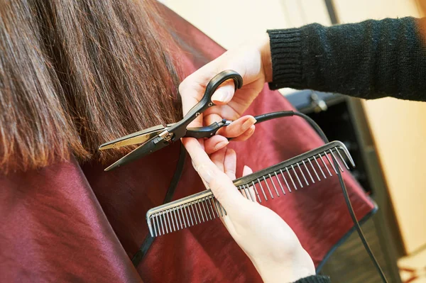 Mains de coiffeur professionnel avec ciseaux et peigne — Photo