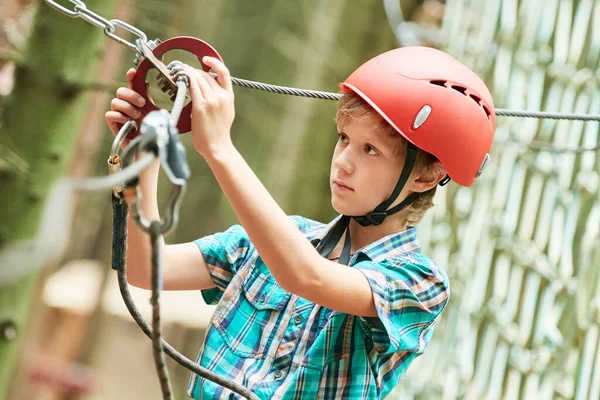 Niño en la actividad de escalada en el parque del bosque de alambre alto —  Fotos de Stock