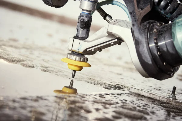 Tratamiento hidroabrasivo. Corte metalúrgico con chorro de agua — Foto de Stock