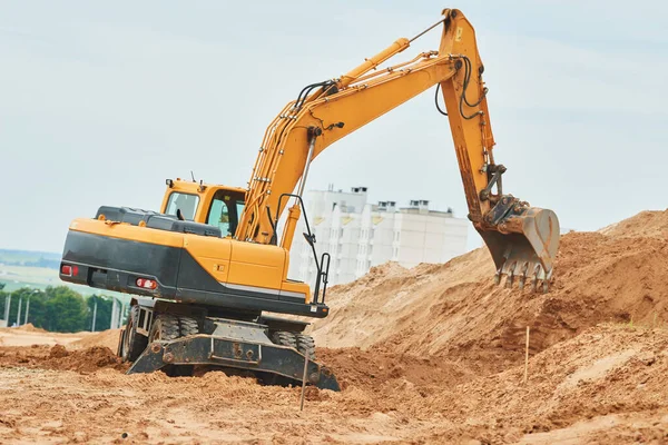 Hjulgrävare i sandlåda under schaktningsarbeten — Stockfoto