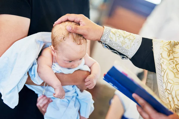 El sacramento del bautismo. Bebé recién nacido durante el bautizo y la crismación —  Fotos de Stock