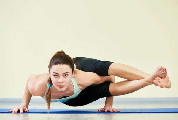 Fitness jóga. Nő csinál nyújtás gyakorlatok tornaterem — Stock Fotó