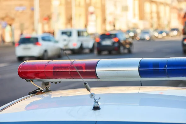 Seguridad de la ciudad. Coche de policía en servicio en la calle urbana —  Fotos de Stock