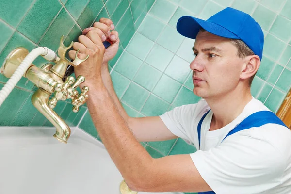 Klempner repariert undichten Wasserhahn — Stockfoto