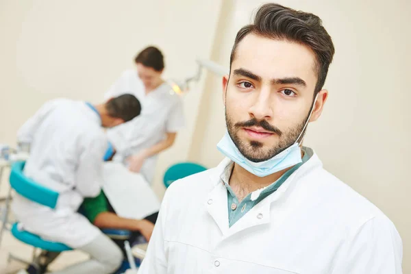 Ung asiatisk tandläkare läkare — Stockfoto