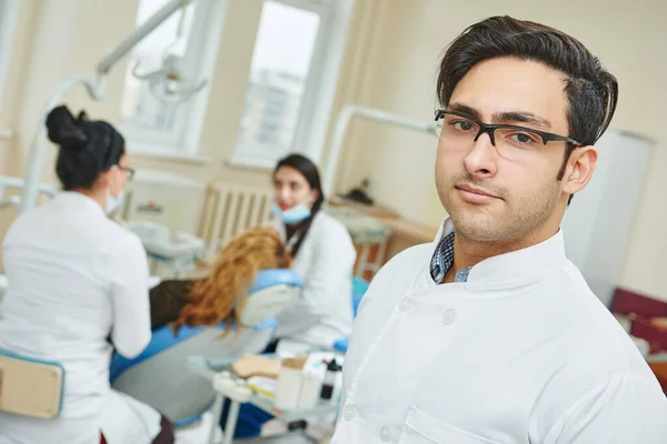 Asiatico dentista medico — Foto Stock