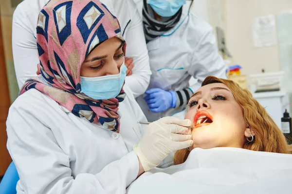 Jovem mulher asiática dentista médico — Fotografia de Stock