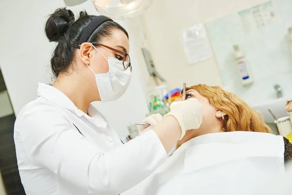 Femminile asiatico dentista medico a lavoro — Foto Stock