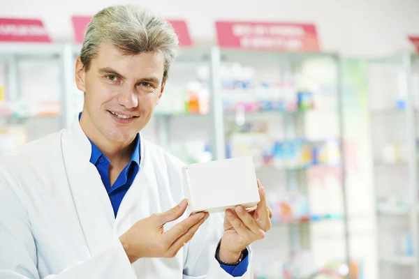 Уверенный аптекарь-химик в аптеке — стоковое фото