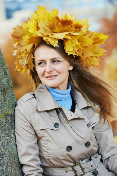 Mujer con hojas de arce en otoño — Foto de Stock