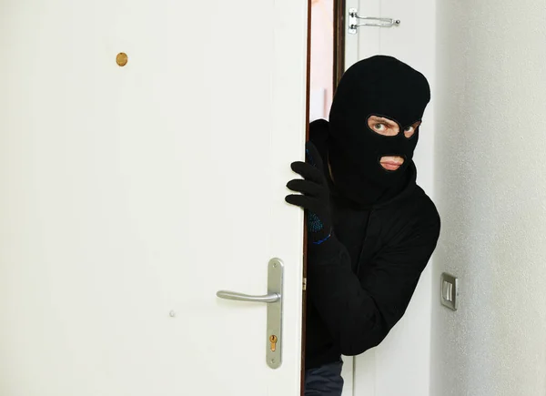 Ladrão de ladrões em casa quebrando — Fotografia de Stock