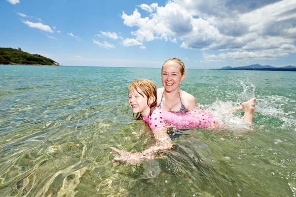 바다에서 수영을 한다. 방학중인 어린 딸 과 함께 있는 어머니 — 스톡 사진