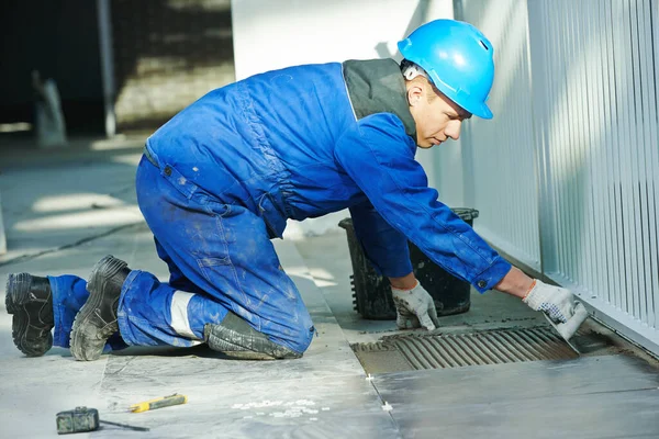 Azulejo en la renovación de baldosas de piso — Foto de Stock