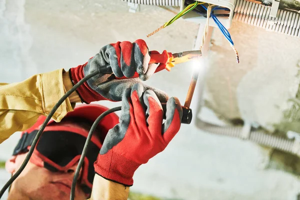 Electrician service. Installer melting cable in junction box — Stock Photo, Image