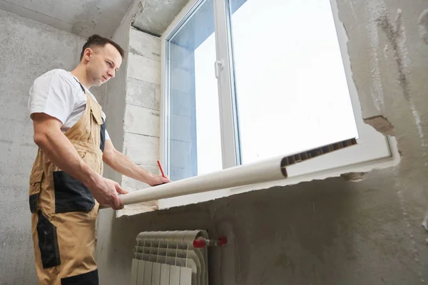 Vinyl windowsill installation at apartment during renovation — Stock Photo, Image