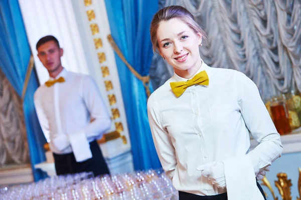 Kellnerin und Kellner in Restaurant — Stockfoto