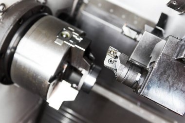 CNC makine merkezinde metal işleme süreci