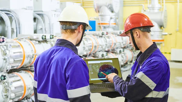 Industriearbeiter mit Computer in Energieversorgungsfabrik — Stockfoto