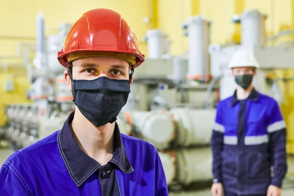 Ritratto operaio industriale in maschera presso la fabbrica di energia elettrica — Foto Stock
