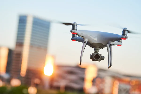 Şehir caddesinde uçan dijital kameralı insansız hava aracı — Stok fotoğraf