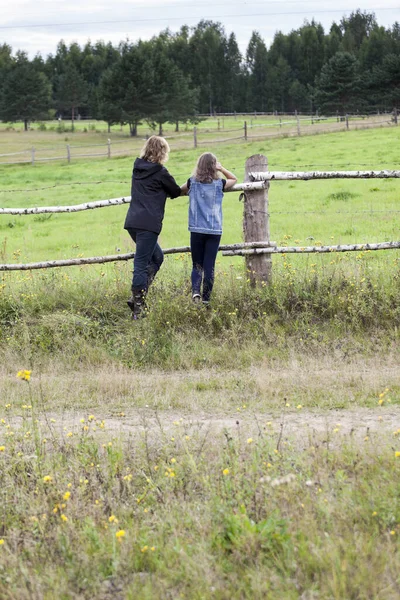 Felnőtt Anya Tinédzser Lánya Élvezi Természetet Vidéken Álljon Közel Gazdaság — Stock Fotó