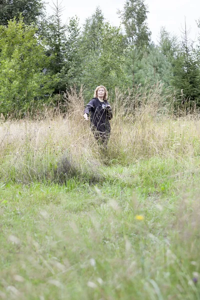 Vogelbeobachter Versteckt Trockenen Gras Reife Frau Mit Fernglas Der Hand — Stockfoto