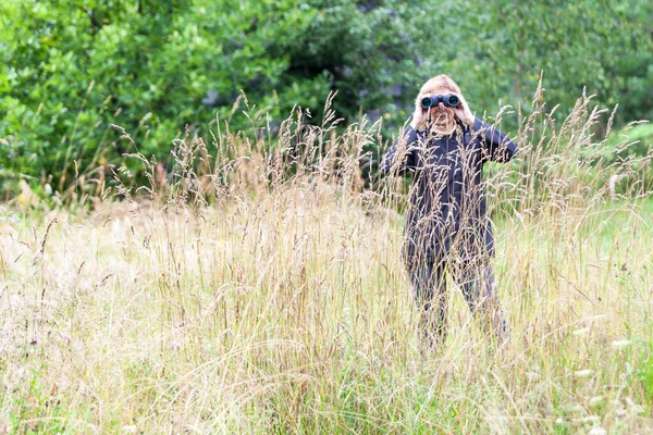 Kobieta Ornitoskop Pomocą Lornetki Podczas Spędzania Czasu Pięknej Naturze Przestrzeń — Zdjęcie stockowe