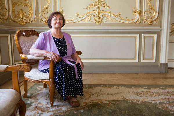 Eski Bir Odada Bir Koltukta Oturan Yaşlı Beyaz Bir Kadının — Stok fotoğraf