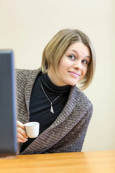 Smiling Woman Looking Out Monitor Holding Cup Coffee Hand — Stock Photo, Image