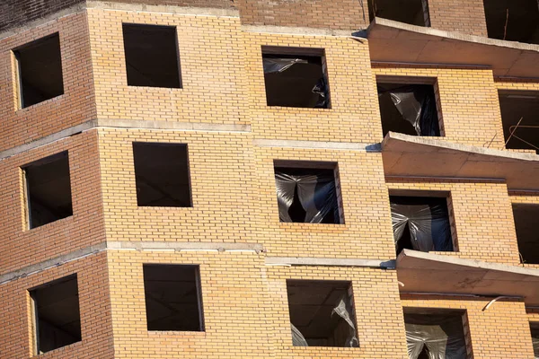 Pencereleri Boş Olan Tuğla Duvar Cephesi Inşaat Halindeki Binalar — Stok fotoğraf