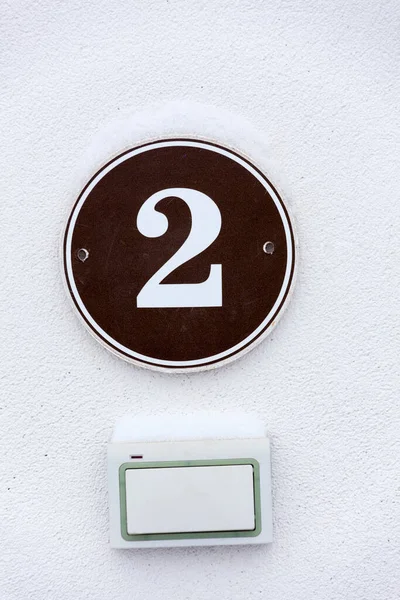 Numer Domu Dzwonkiem Białej Ścianie Widok Bliska Cyfra Dwa — Zdjęcie stockowe