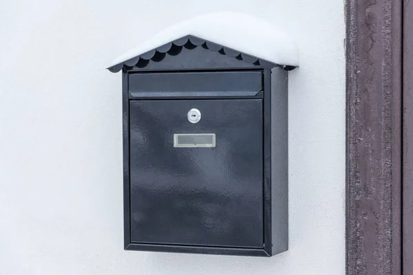 Stahl Briefkasten Hängt Der Wand Mit Schneegebundener Nahsicht — Stockfoto